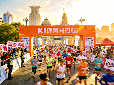 K1体育策划的大型城市马拉松赛事活动现场，人群涌动